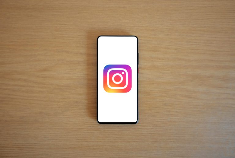 free-photo-of-instagram-logo-on-smartphone-screen